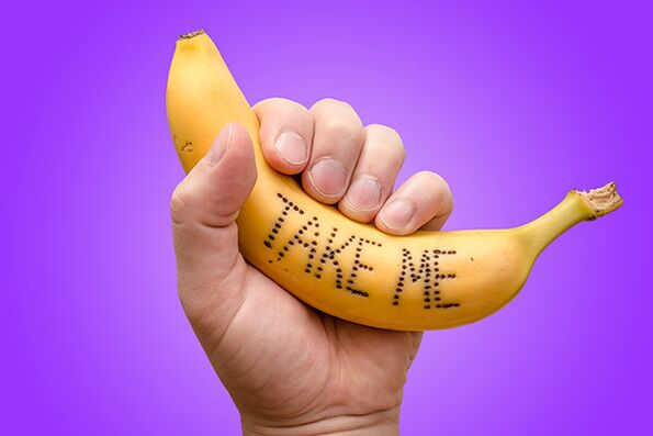 Η μπανάνα στο χέρι συμβολίζει ένα πέος με διευρυμένο κεφάλι