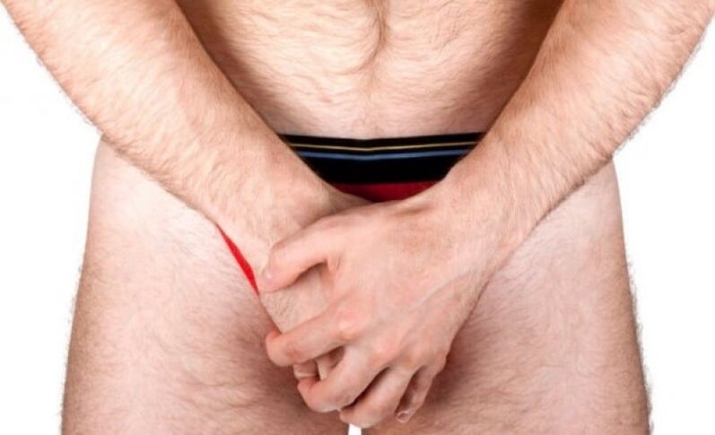 Άνδρας που κάνει μασάζ πέους για να αυξήσει το πάχος